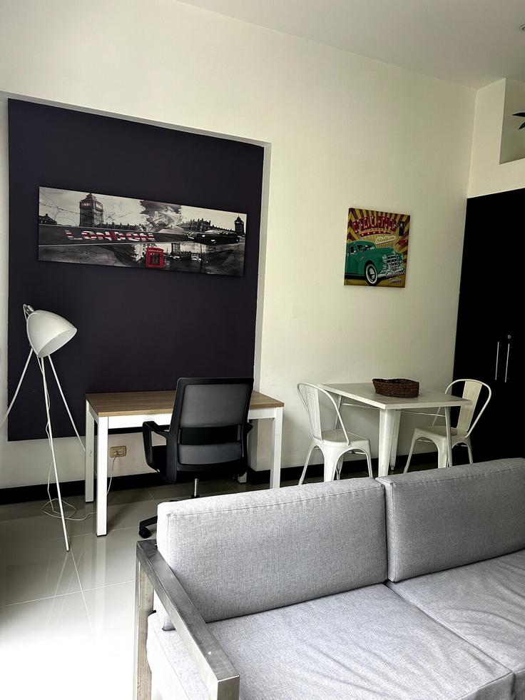 El Poblado, Medellín에 위치한 Building Calle 3 Sur - casacol - 1321241 아파트의 세련된 인테리어가 돋보이는 거실 El Poblado, Medellín에 위치한 Building Calle 3 Sur - casacol - 1321241 아파트의 세련된 인테리어가 돋보이는 거실