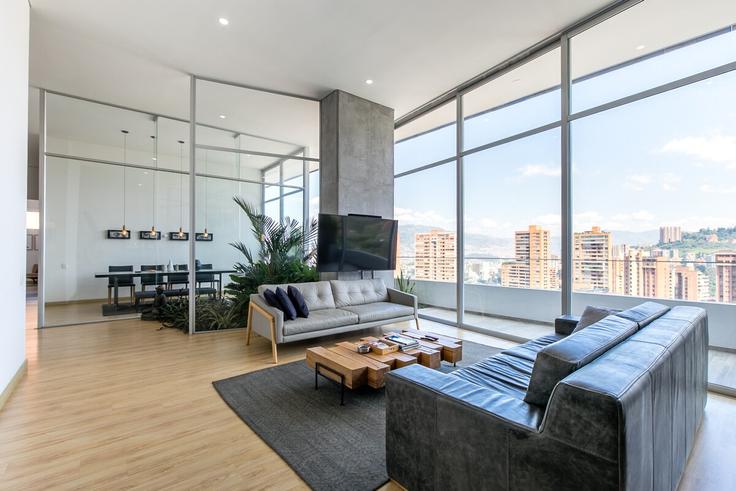 El Poblado, Medellín에 위치한 Building Calle 7 - casacol - 1322456 아파트의 세련된 인테리어가 돋보이는 거실 El Poblado, Medellín에 위치한 Building Calle 7 - casacol - 1322456 아파트의 세련된 인테리어가 돋보이는 거실