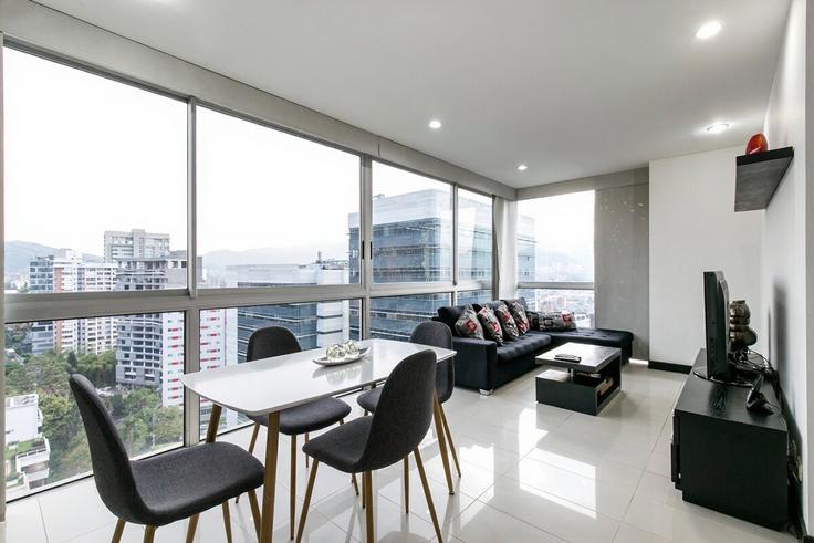 Sala de estar elegantemente projetada com móveis modernos em um apartamento no Building Calle 3 Sur - casacol - 1321235 em El Poblado, Medellín