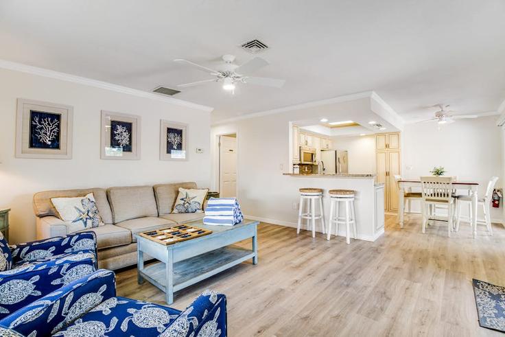 Building Gulf Drive - casago-ami - 1591511 adresindeki bir dairede modern mobilyalarla zarif bir şekilde tasarlanmış oturma odası Holmes Beach, Holmes Beach