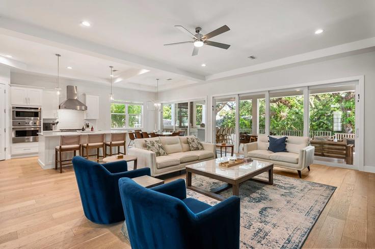 Sarasota, Sarasota에 위치한 Building Siesta Drive - casago-ami - 1643122 유닛의 세련된 인테리어가 돋보이는 거실 Sarasota, Sarasota에 위치한 Building Siesta Drive - casago-ami - 1643122 유닛의 세련된 인테리어가 돋보이는 거실