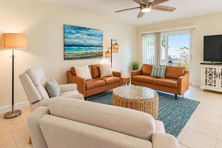 Bradenton, Bradenton에 위치한 Building Manatee Avenue West - casago-ami - 1591493 유닛의 세련된 인테리어가 돋보이는 거실 Bradenton, Bradenton에 위치한 Building Manatee Avenue West - casago-ami - 1591493 유닛의 세련된 인테리어가 돋보이는 거실