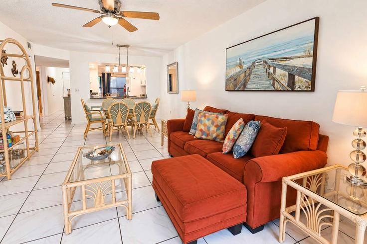 Elegant gestaltetes Wohnzimmer mit moderner Einrichtung in einer Wohnung im Building 47th Avenue West - casago-ami - 1591517 in Bradenton, Bradenton Elegant gestaltetes Wohnzimmer mit moderner Einrichtung in einer Wohnung im Building 47th Avenue West - casago-ami - 1591517 in Bradenton, Bradenton