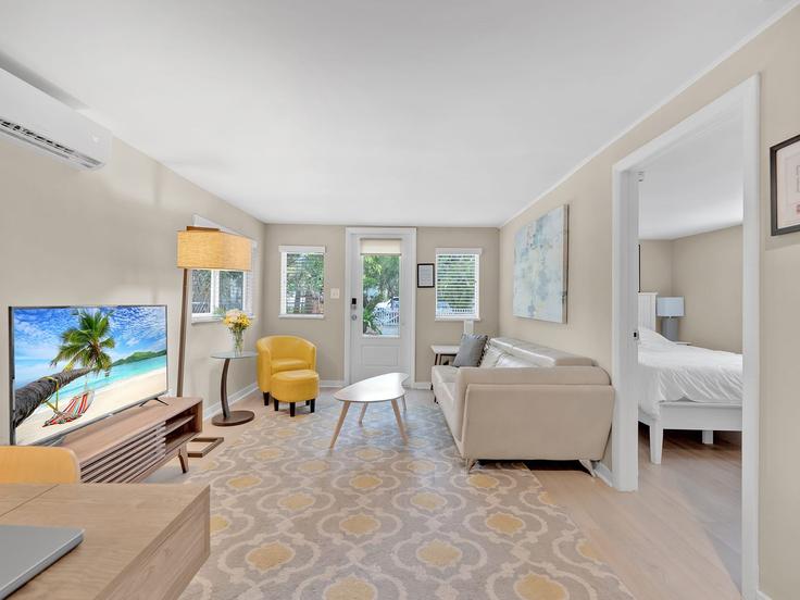 Elegante sala de estar con mobiliario moderno en un apartamento en Building Northeast 36th Street - casaway - 1261569 - MIA en Oakland Park, Oakland Park Elegante sala de estar con mobiliario moderno en un apartamento en Building Northeast 36th Street - casaway - 1261569 - MIA en Oakland Park, Oakland Park