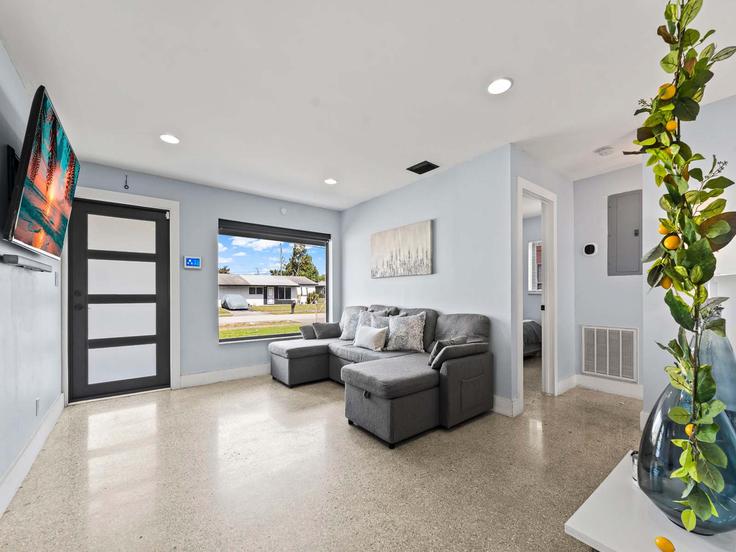 Sala de estar elegantemente projetada com móveis modernos em um apartamento no Building Northwest 21st Street - casaway - 1261589 - MIA em Fort Lauderdale, Fort Lauderdale