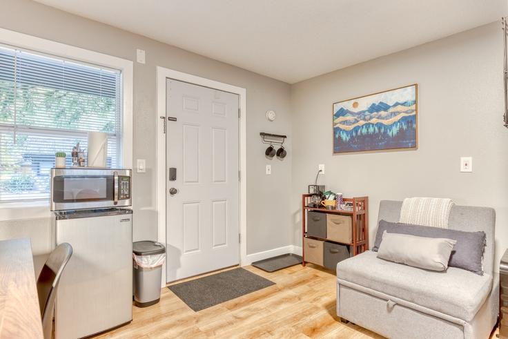 Elegant gestaltetes Wohnzimmer mit moderner Einrichtung in einer Wohnung im Building East Oregon Street - cascadia-getaways - 1550259 in Mount Hood Village, Mount Hood Village