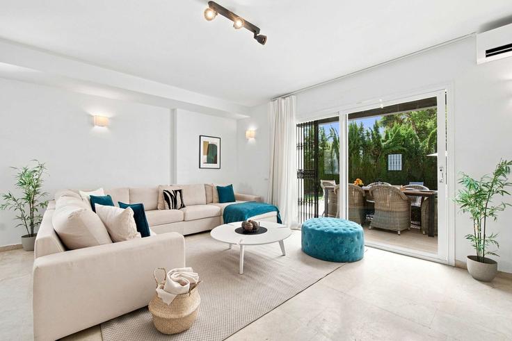 Marbella, Marbella에 위치한 Building Calle Río Volga - casiola-costa-del-sol - 1699646 유닛의 세련된 인테리어가 돋보이는 거실 Marbella, Marbella에 위치한 Building Calle Río Volga - casiola-costa-del-sol - 1699646 유닛의 세련된 인테리어가 돋보이는 거실