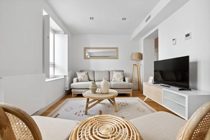 Elegant gestaltetes Wohnzimmer mit moderner Einrichtung in einer Wohnung im Building Corredera Baja de San Pablo - caterina-house - 1461667 in Centro, Madrid Elegant gestaltetes Wohnzimmer mit moderner Einrichtung in einer Wohnung im Building Corredera Baja de San Pablo - caterina-house - 1461667 in Centro, Madrid