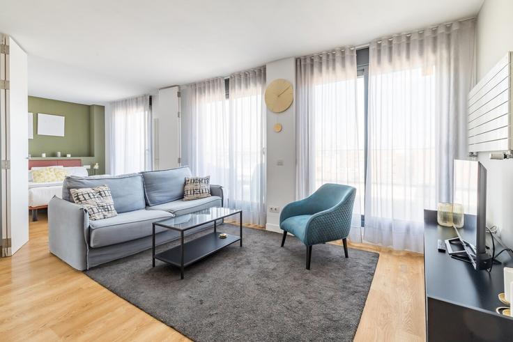 Elegant gestaltetes Wohnzimmer mit moderner Einrichtung in einer Wohnung im Building Avenida de la Ciudad de Barcelona - caterina-house - 1392242 in Retiro, Madrid