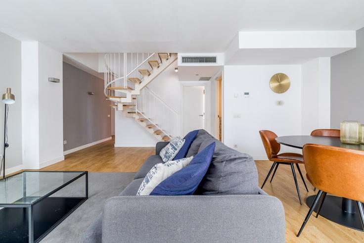 Elegante sala de estar con mobiliario moderno en un apartamento en Building Avenida de la Ciudad de Barcelona - caterina-house - 1392238 en Retiro, Madrid