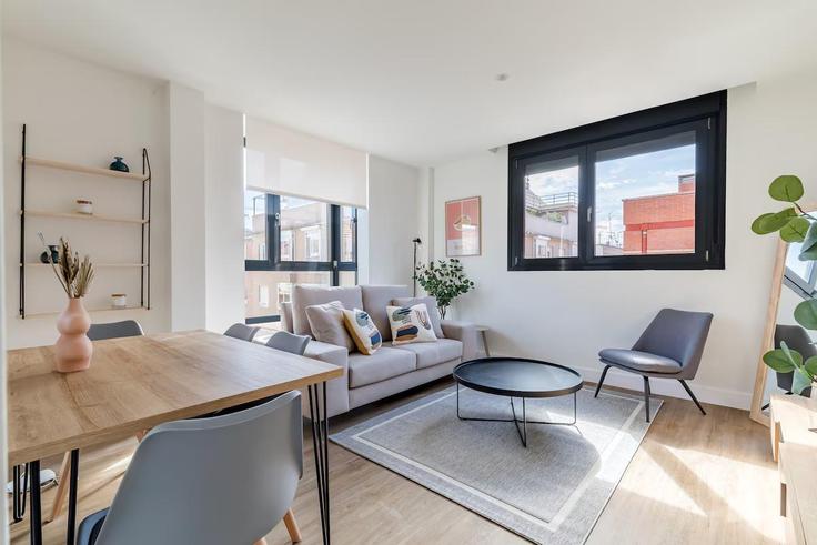 Elegante sala de estar con mobiliario moderno en un apartamento en Building Calle de Matilde Landa - caterina-house - 1381868 en Tetuán, Madrid