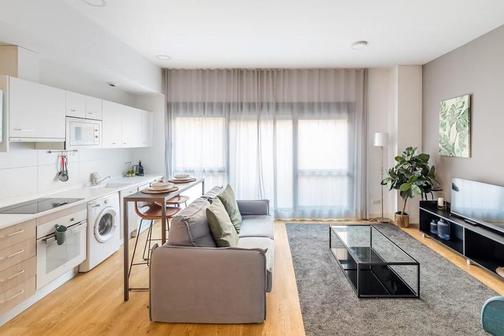 Building Avenida de la Ciudad de Barcelona - caterina-house - 1392240 adresindeki bir dairede modern mobilyalarla zarif bir şekilde tasarlanmış oturma odası Retiro, Madrid