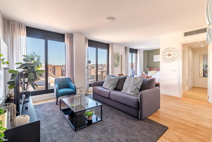 Sala de estar elegantemente projetada com móveis modernos em um apartamento no Building Avenida de la Ciudad de Barcelona - caterina-house - 1392243 em Retiro, Madrid