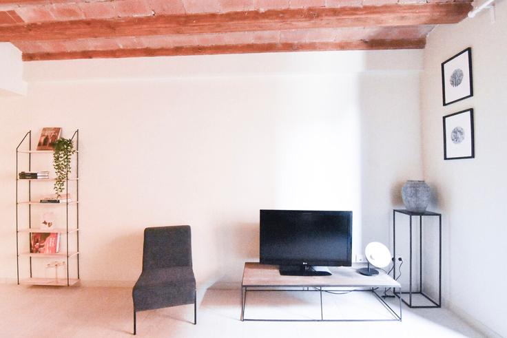 Sala de estar elegantemente projetada com móveis modernos em um apartamento no Building Carrer de la Reina Cristina - caterina-house - 1295518 - BCN em Ciutat Vella, Barcelona Sala de estar elegantemente projetada com móveis modernos em um apartamento no Building Carrer de la Reina Cristina - caterina-house - 1295518 - BCN em Ciutat Vella, Barcelona