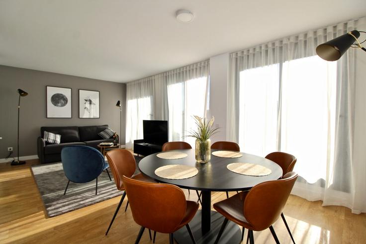 Elegant gestaltetes Wohnzimmer mit moderner Einrichtung in einer Wohnung im Building Avenida de la Ciudad de Barcelona - caterina-house - 1392237 in Retiro, Madrid