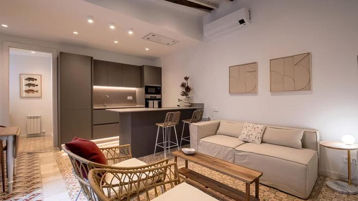 Elegante sala de estar con mobiliario moderno en un apartamento en Building Carrer dels Vigatans - caterina-house - 1302604 - BCN en Ciutat Vella, Barcelona Elegante sala de estar con mobiliario moderno en un apartamento en Building Carrer dels Vigatans - caterina-house - 1302604 - BCN en Ciutat Vella, Barcelona
