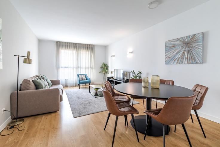 Elegante sala de estar con mobiliario moderno en un apartamento en Building Avenida de la Ciudad de Barcelona - caterina-house - 1392239 en Retiro, Madrid