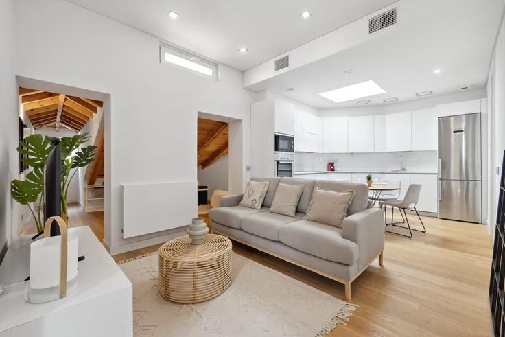 Elegant gestaltetes Wohnzimmer mit moderner Einrichtung in einer Wohnung im Building Corredera Baja de San Pablo - caterina-house - 1461666 in Centro, Madrid