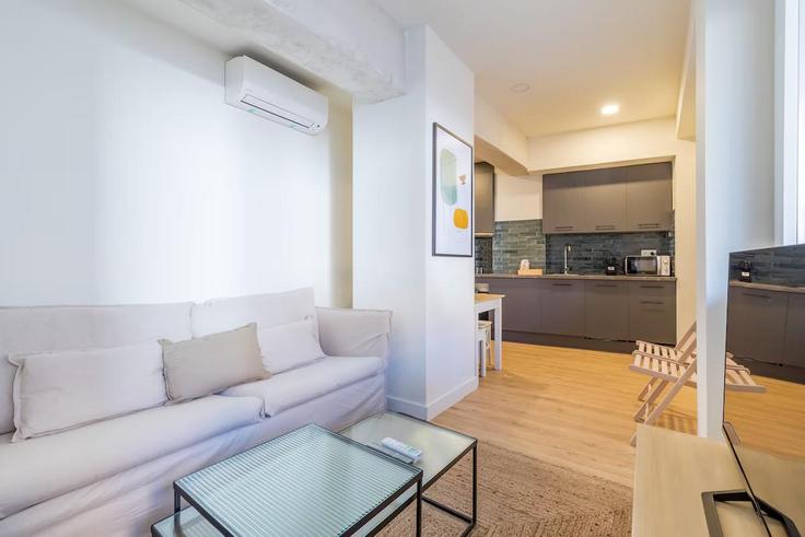 Salle de séjour élégante avec mobilier moderne dans un appartement à Building Calle de Albendiego - caterina-house - 1461672 à Tetuán, Madrid