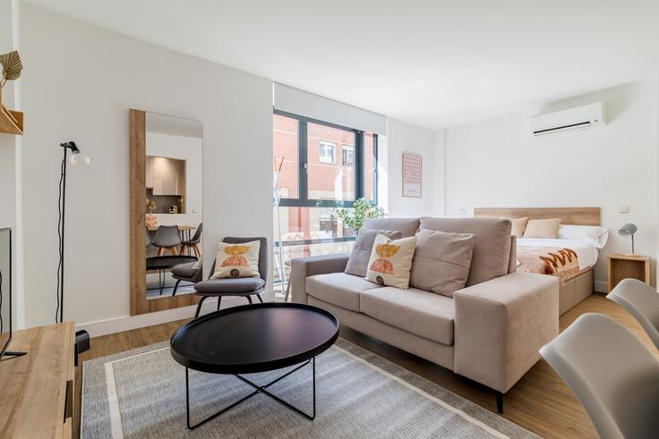 Elegante sala de estar con mobiliario moderno en un apartamento en Building Calle de Matilde Landa - caterina-house - 1381869 en Tetuán, Madrid