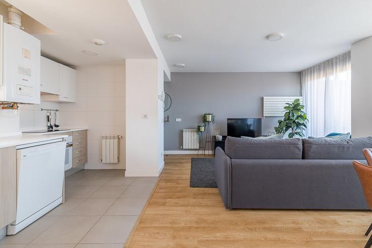 Building Avenida de la Ciudad de Barcelona - caterina-house - 1392243 adresindeki bir dairede modern mobilyalarla zarif bir şekilde tasarlanmış oturma odası Retiro, Madrid