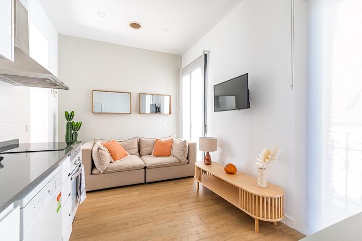 Elegant gestaltetes Wohnzimmer mit moderner Einrichtung in einer Wohnung im Building Calle de Baeza - caterina-house - 1537058 in Chamartín, Madrid