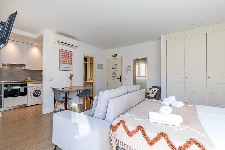 Madrid TetuánのBuilding Calle de Matilde Landa - caterina-house - 1381866のアパートメントにある、モダンな家具を備えたエレガントなデザインのリビングルーム