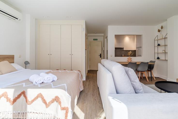Sala de estar elegantemente projetada com móveis modernos em um apartamento no Building Calle de Matilde Landa - caterina-house - 1381869 em Tetuán, Madrid Sala de estar elegantemente projetada com móveis modernos em um apartamento no Building Calle de Matilde Landa - caterina-house - 1381869 em Tetuán, Madrid