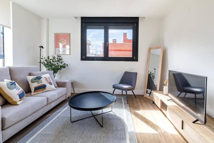 Salle de séjour élégante avec mobilier moderne dans un appartement à Building Calle de Matilde Landa - caterina-house - 1381868 à Tetuán, Madrid