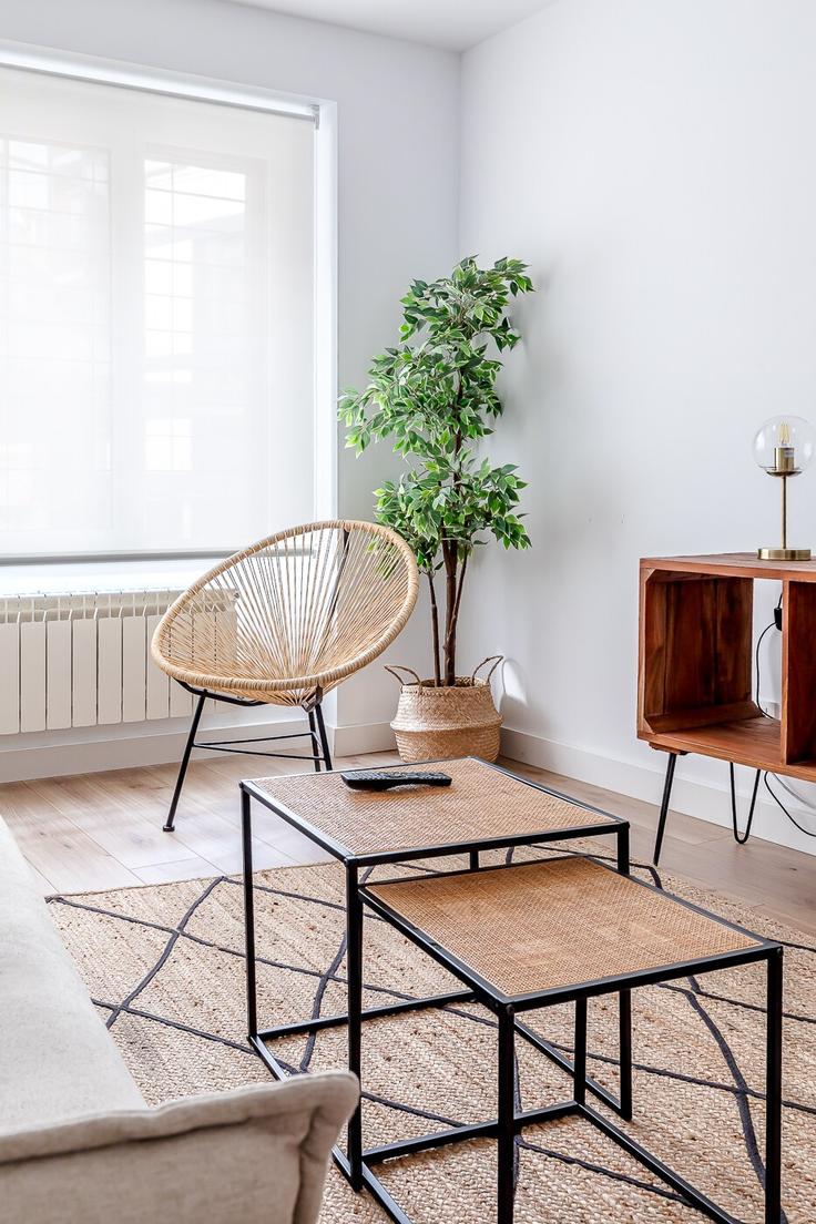 Salle de séjour élégante avec mobilier moderne dans un appartement à Building Calle de la Infanta Mercedes - caterina-house - 1473550 à Tetuán, Madrid Salle de séjour élégante avec mobilier moderne dans un appartement à Building Calle de la Infanta Mercedes - caterina-house - 1473550 à Tetuán, Madrid