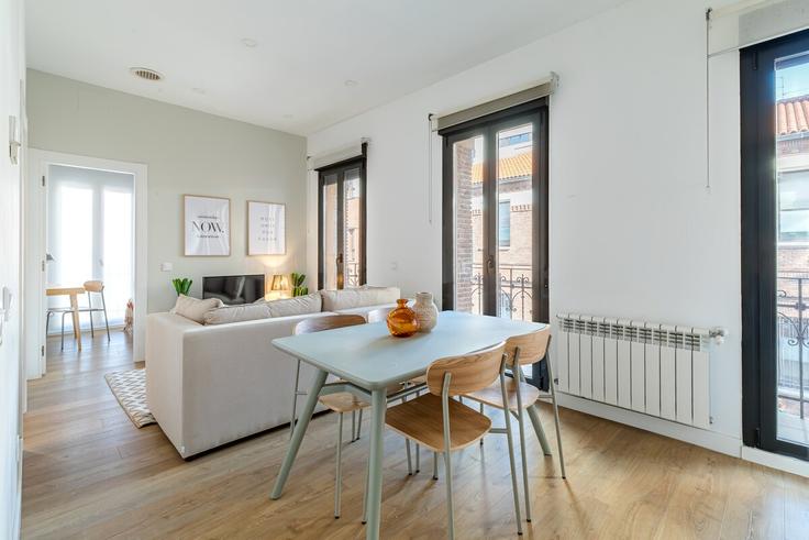 Madrid ChamartínのBuilding Calle de Santa Hortensia - caterina-house - 1490307のアパートメントにある、モダンな家具を備えたエレガントなデザインのリビングルーム