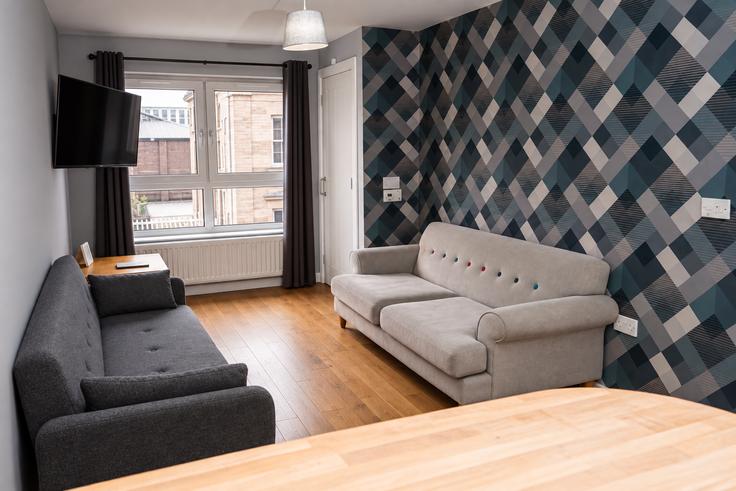Sala de estar elegantemente projetada com móveis modernos em um apartamento no Building College Square North - cc-apartments - 1511063 em Belfast, Belfast Sala de estar elegantemente projetada com móveis modernos em um apartamento no Building College Square North - cc-apartments - 1511063 em Belfast, Belfast