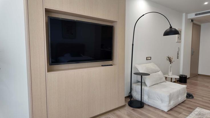 Elegante sala de estar con mobiliario moderno en un apartamento en Building Efploías - cclux - 1328892 en Piraeus, Athens Elegante sala de estar con mobiliario moderno en un apartamento en Building Efploías - cclux - 1328892 en Piraeus, Athens