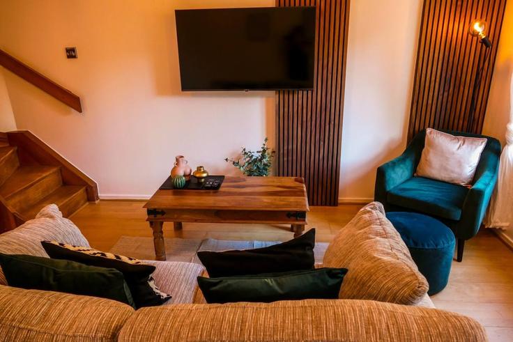 Salle de séjour élégante avec mobilier moderne dans un appartement à Building Berenda Drive - ccp-stays - 1696971 à Bristol, Bristol