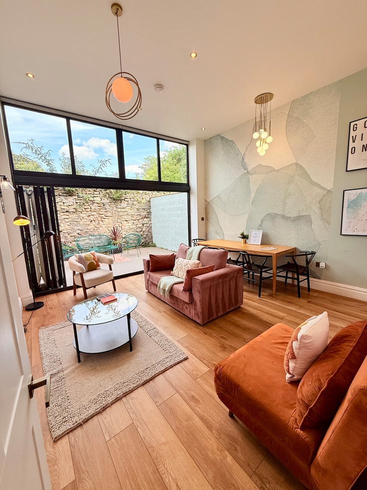 Elegante sala de estar con mobiliario moderno en un apartamento en Building Grosvenor Road - ccp-stays - 1696969 en Bristol, Bristol