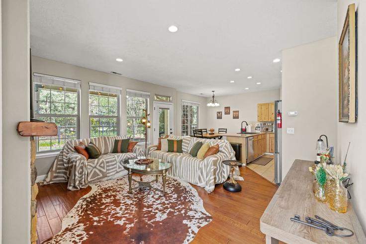 Building West Willow Lake Loop - cda-vacation-rentals - 1542960 adresindeki bir dairede modern mobilyalarla zarif bir şekilde tasarlanmış oturma odası Coeur d'Alene, Coeur d'Alene