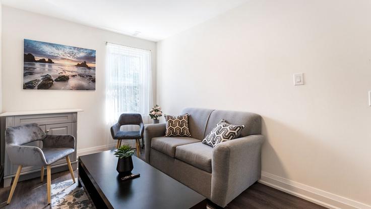 Salle de séjour élégante avec mobilier moderne dans un appartement à Building Sanford Avenue South - ce-stays-lp - 1473148 à Hamilton, Hamilton