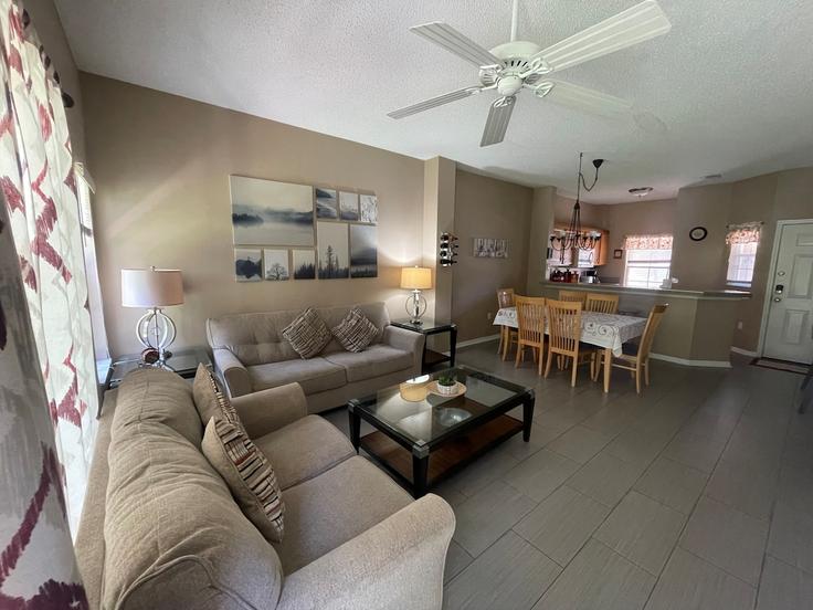 Building Sun Key Place - central-florida-vacations - 1631077 adresindeki bir dairede modern mobilyalarla zarif bir şekilde tasarlanmış oturma odası Four Corners, Four Corners Building Sun Key Place - central-florida-vacations - 1631077 adresindeki bir dairede modern mobilyalarla zarif bir şekilde tasarlanmış oturma odası Four Corners, Four Corners
