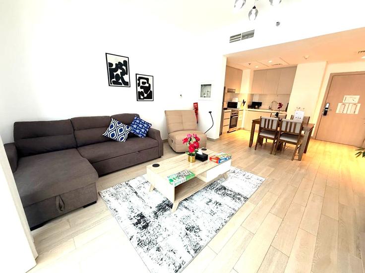 Salle de séjour élégante avec mobilier moderne dans un appartement à Building Yas Island - ياس غرب - Abu Dhabi - United Arab Emirates - centralstay - 1491045 à Yas Island, Abu Dhabi