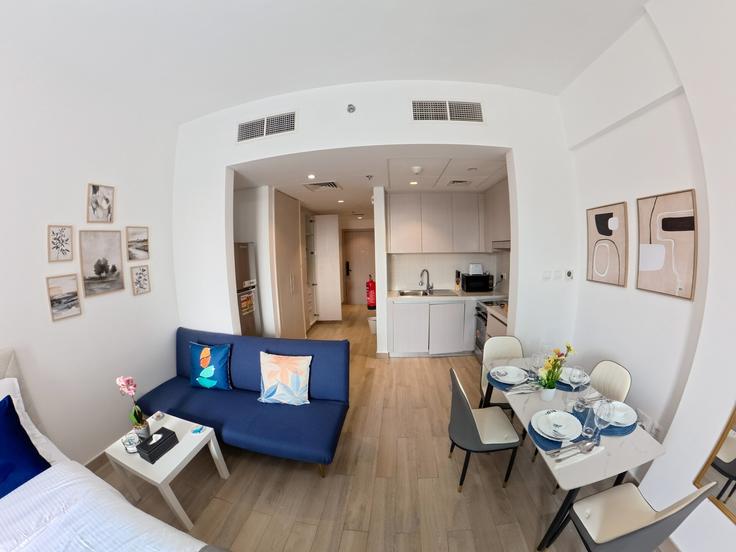 Salle de séjour élégante avec mobilier moderne dans un appartement à Building FJJC+VQ - Yas Island - YS1 - Abu Dhabi - centralstay - 1491059 à Yas Island, Abu Dhabi