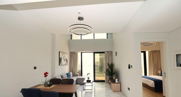 Salle de séjour élégante avec mobilier moderne dans un appartement à Building Bridge - 10th St - Al Maryah Island - MI5 - Abu Dhabi - United Arab Emirates - centralstay - 1491050 à Al Maryah Island, Abu Dhabi