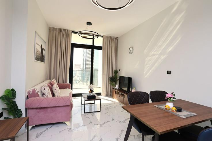 Salle de séjour élégante avec mobilier moderne dans un appartement à Building The Promenade - centralstay - 1491025 à Al Maryah Island, Abu Dhabi