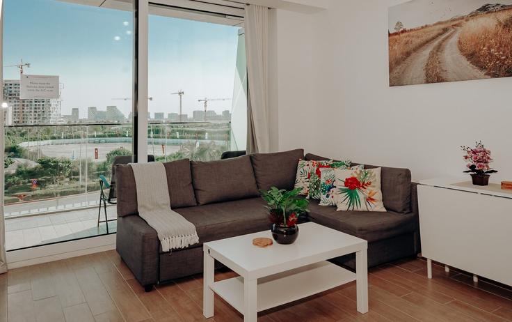 Salle de séjour élégante avec mobilier moderne dans un appartement à Building Al Ihtiraf Street - centralstay - 1491021 à Yas Island, Abu Dhabi