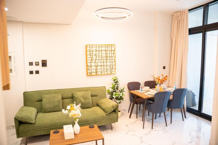 Salle de séjour élégante avec mobilier moderne dans un appartement à Building 10th Street, Al Maryah Island - centralstay - 1491058 à Al Maryah Island, Abu Dhabi