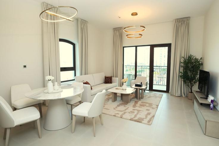 Yas Island, Abu Dhabi에 위치한 Building Yas street - centralstay - 1643110 유닛의 세련된 인테리어가 돋보이는 거실