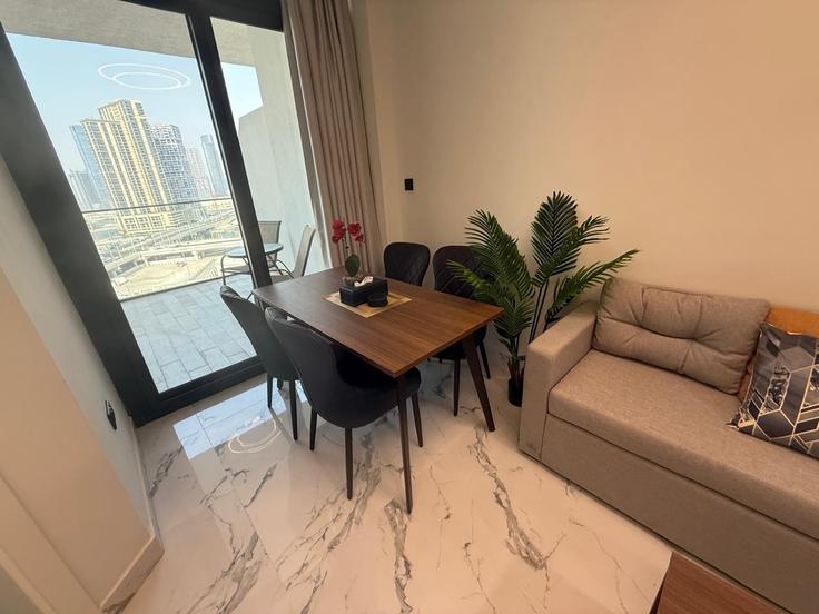Salle de séjour élégante avec mobilier moderne dans un appartement à Building The Promenade - centralstay - 1491039 à Al Maryah Island, Abu Dhabi