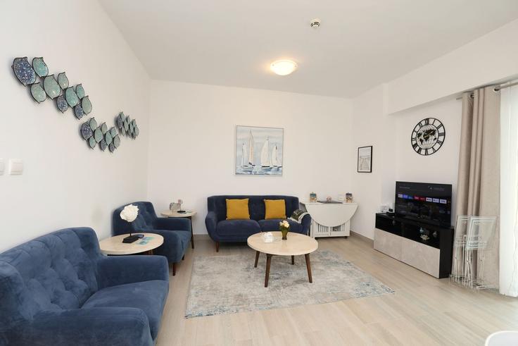 Salle de séjour élégante avec mobilier moderne dans un appartement à Building FJJ9+HXF West - Yas Island - YS1 - Abu Dhabi - United Arab Emirates - centralstay - 1491060 à Yas Island, Abu Dhabi