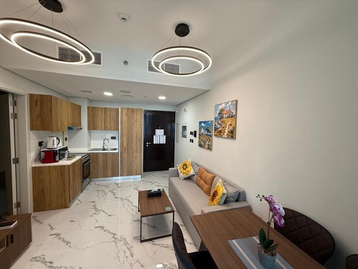 Salle de séjour élégante avec mobilier moderne dans un appartement à Building Vista Holiday Homes - centralstay - 1491034 à Al Maryah Island, Abu Dhabi