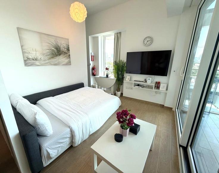 Salle de séjour élégante avec mobilier moderne dans un appartement à Building Al Itihraf Street - centralstay - 1491043 à Yas Island, Abu Dhabi