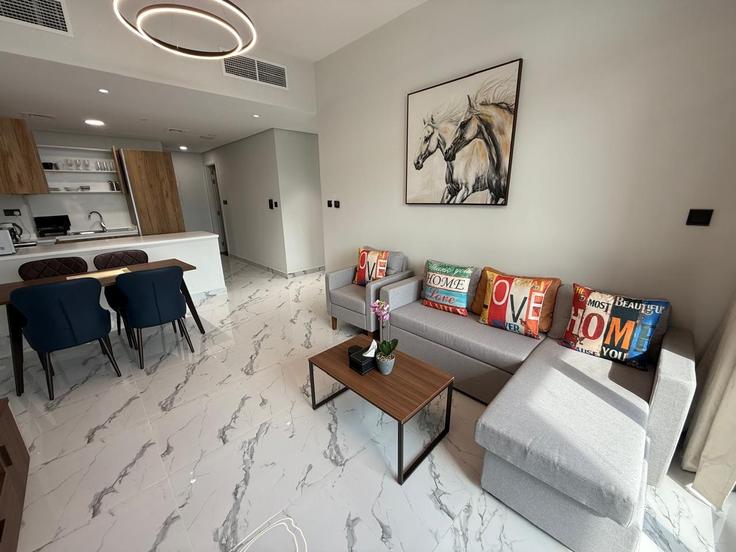 Elegant gestaltetes Wohnzimmer mit moderner Einrichtung in einer Wohnung im Building 10th Street - centralstay - 1491041 in Al Maryah Island, Abu Dhabi Elegant gestaltetes Wohnzimmer mit moderner Einrichtung in einer Wohnung im Building 10th Street - centralstay - 1491041 in Al Maryah Island, Abu Dhabi